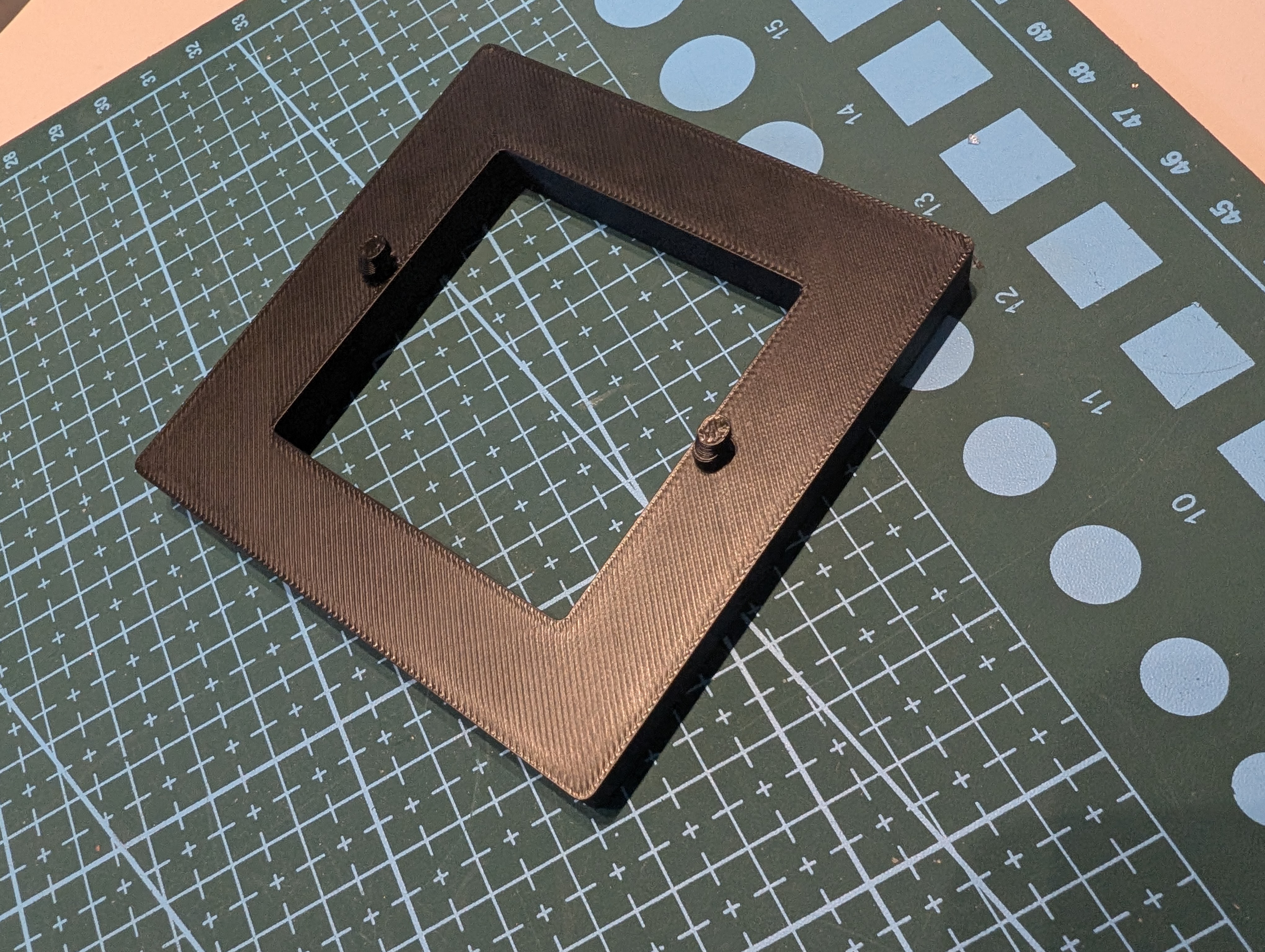 3D-printet overgangsramme for bryter- eller kontaktplate.