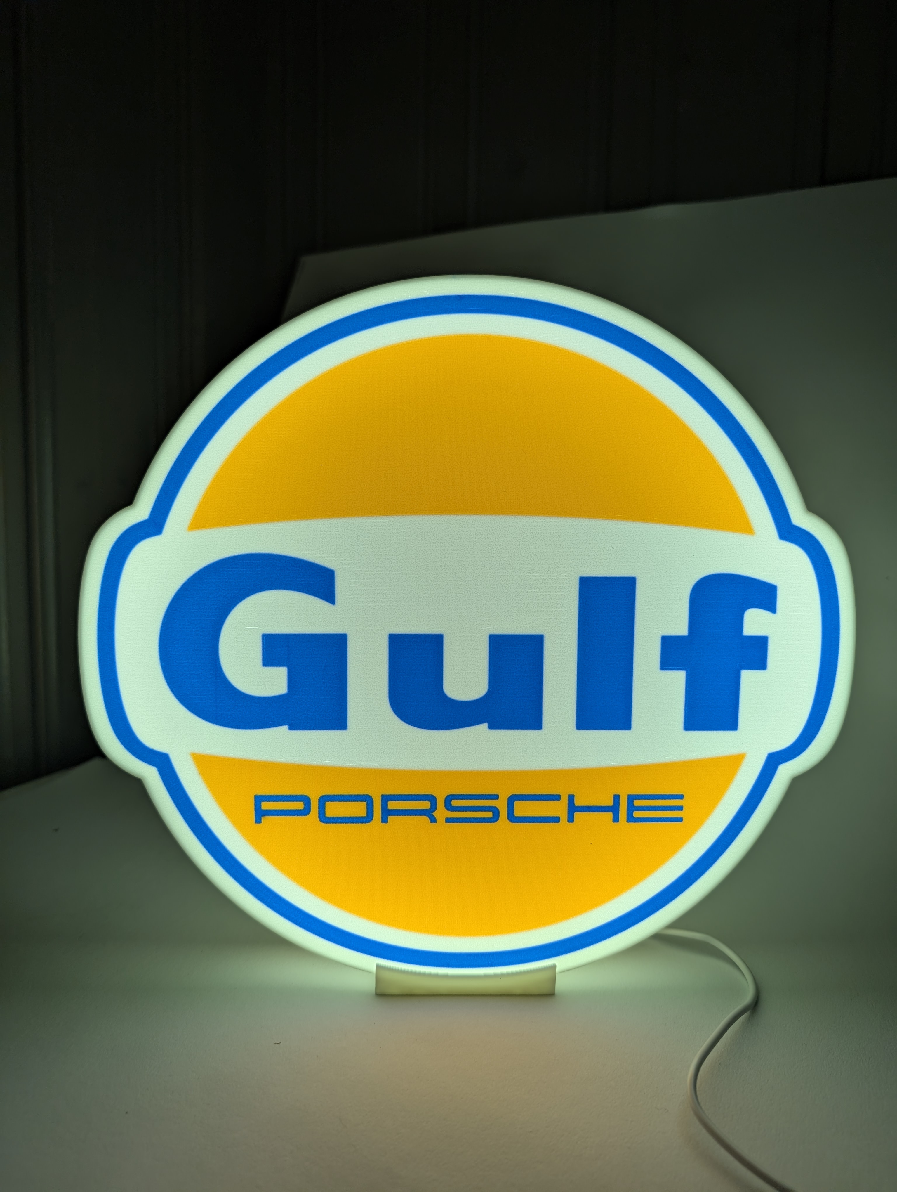 Lysboks med Gulf/Porsche-logo, eksempel på egendesignet lysboks.