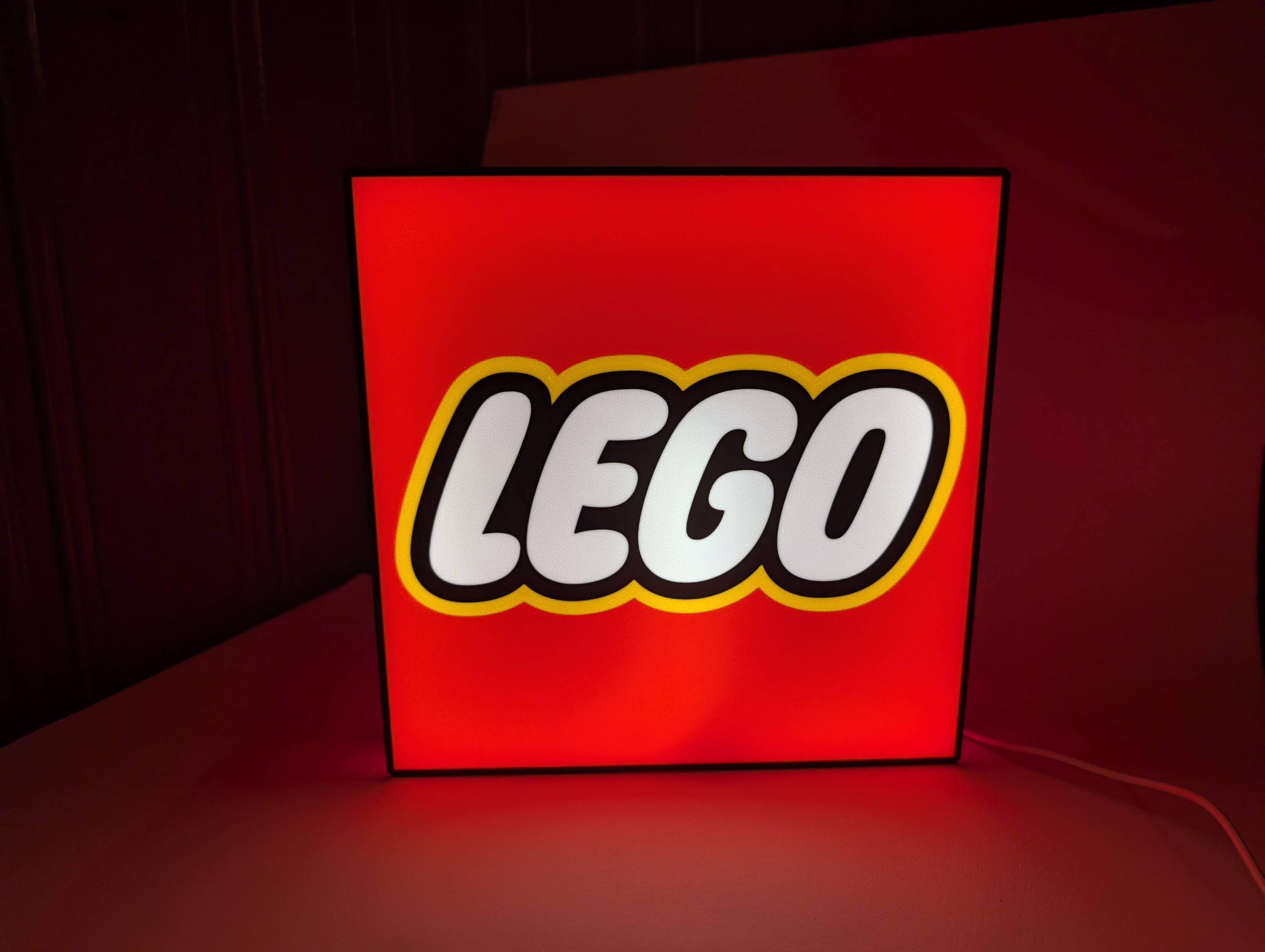 Lysboks med Lego-logo, eksempel på egendesignet lysboks.