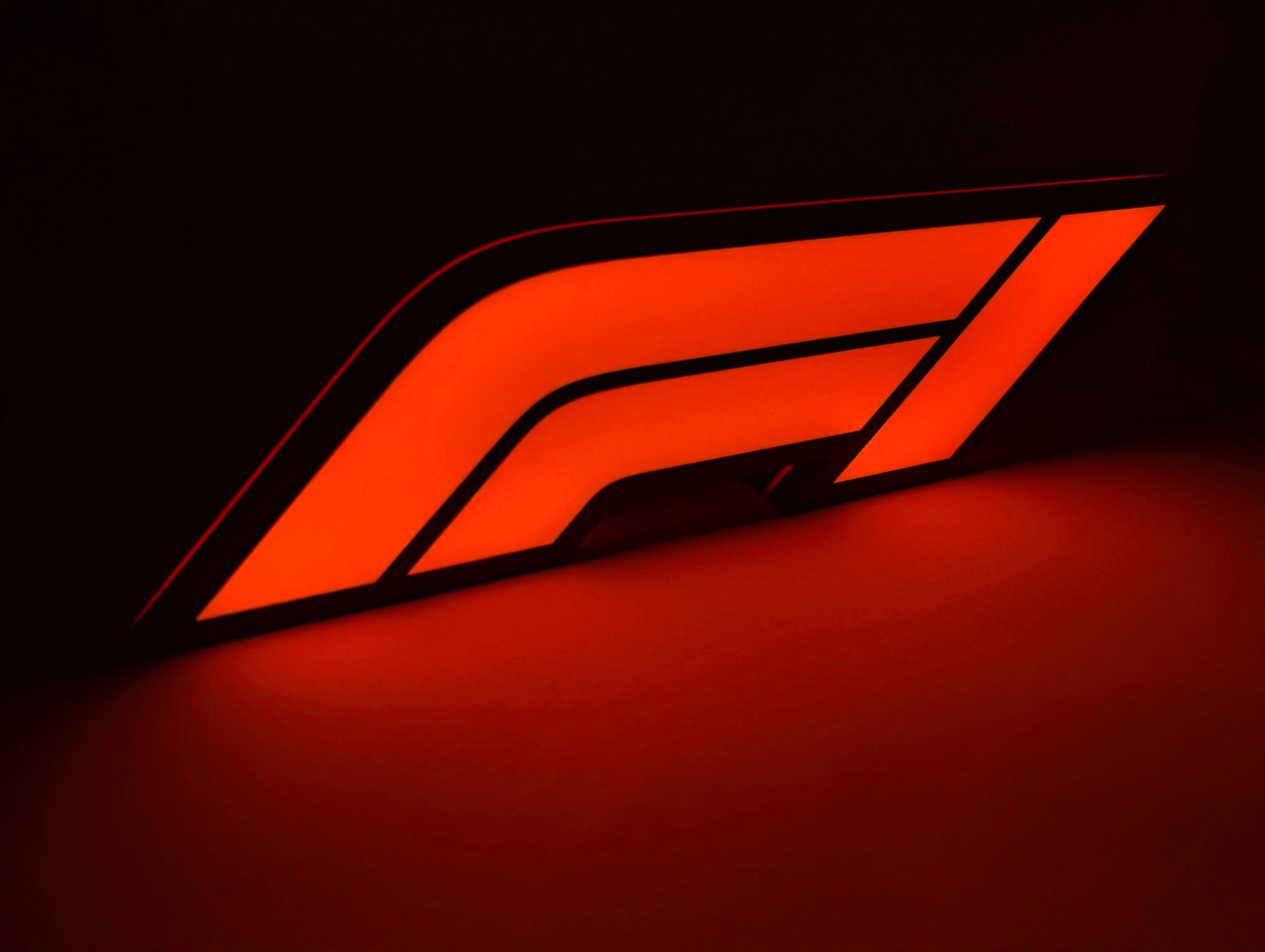 3D-printet Formel 1 lysboks med LED-lys, i mørkt rom.
