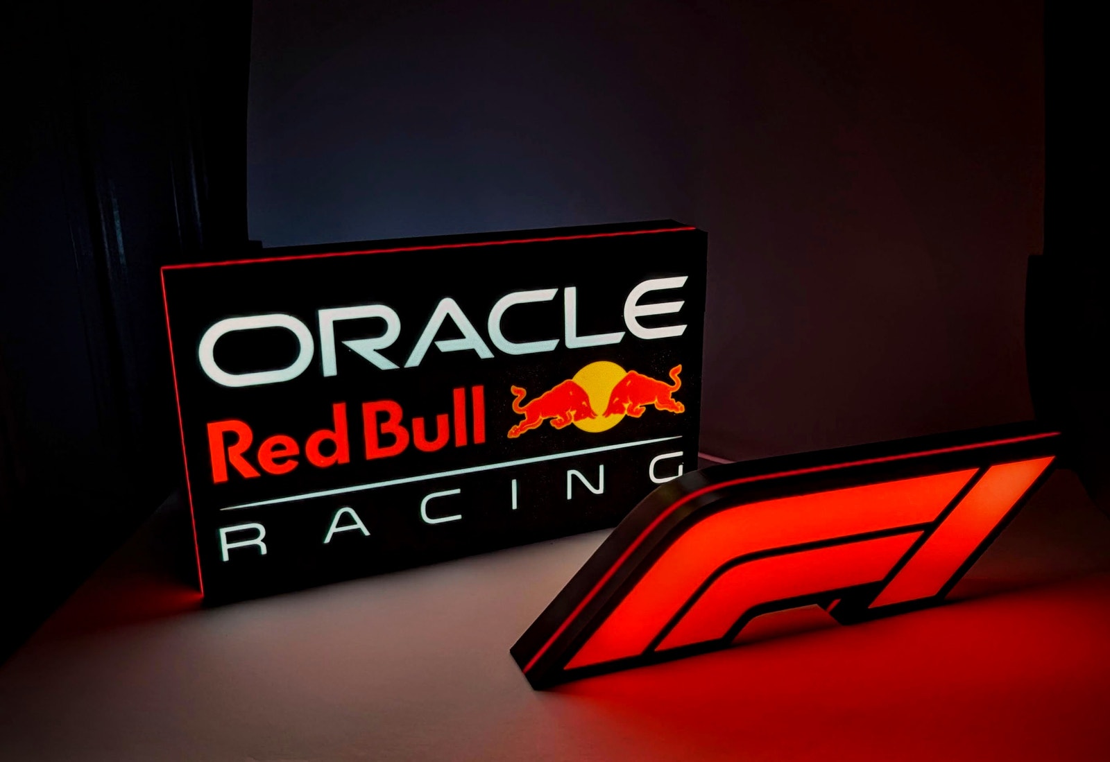 Formel 1 lysboks sammen med Red Bull Racing lysboks.