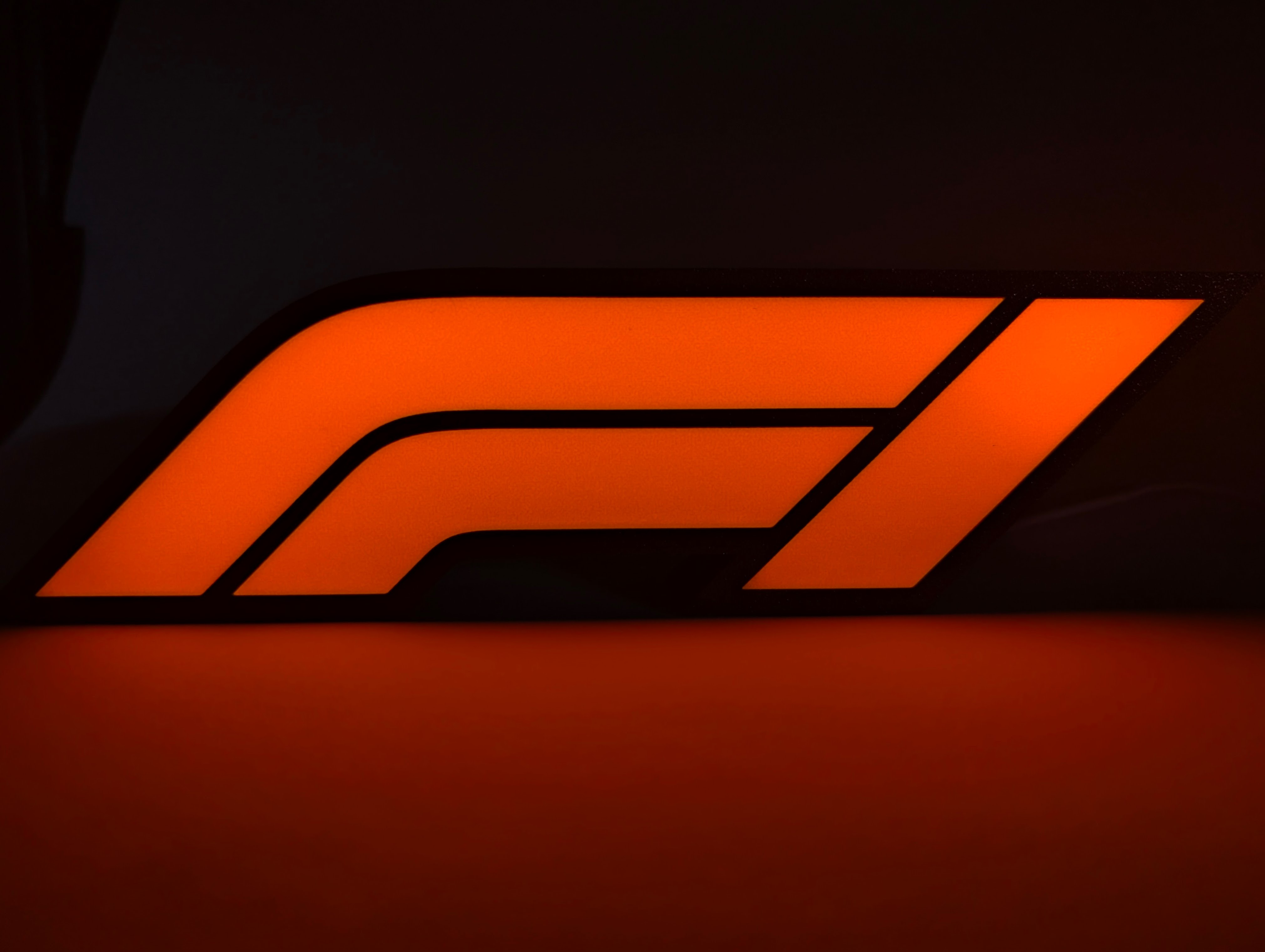 3D-printet Formel 1 lysboks med F1 logo, oransje og hvit.