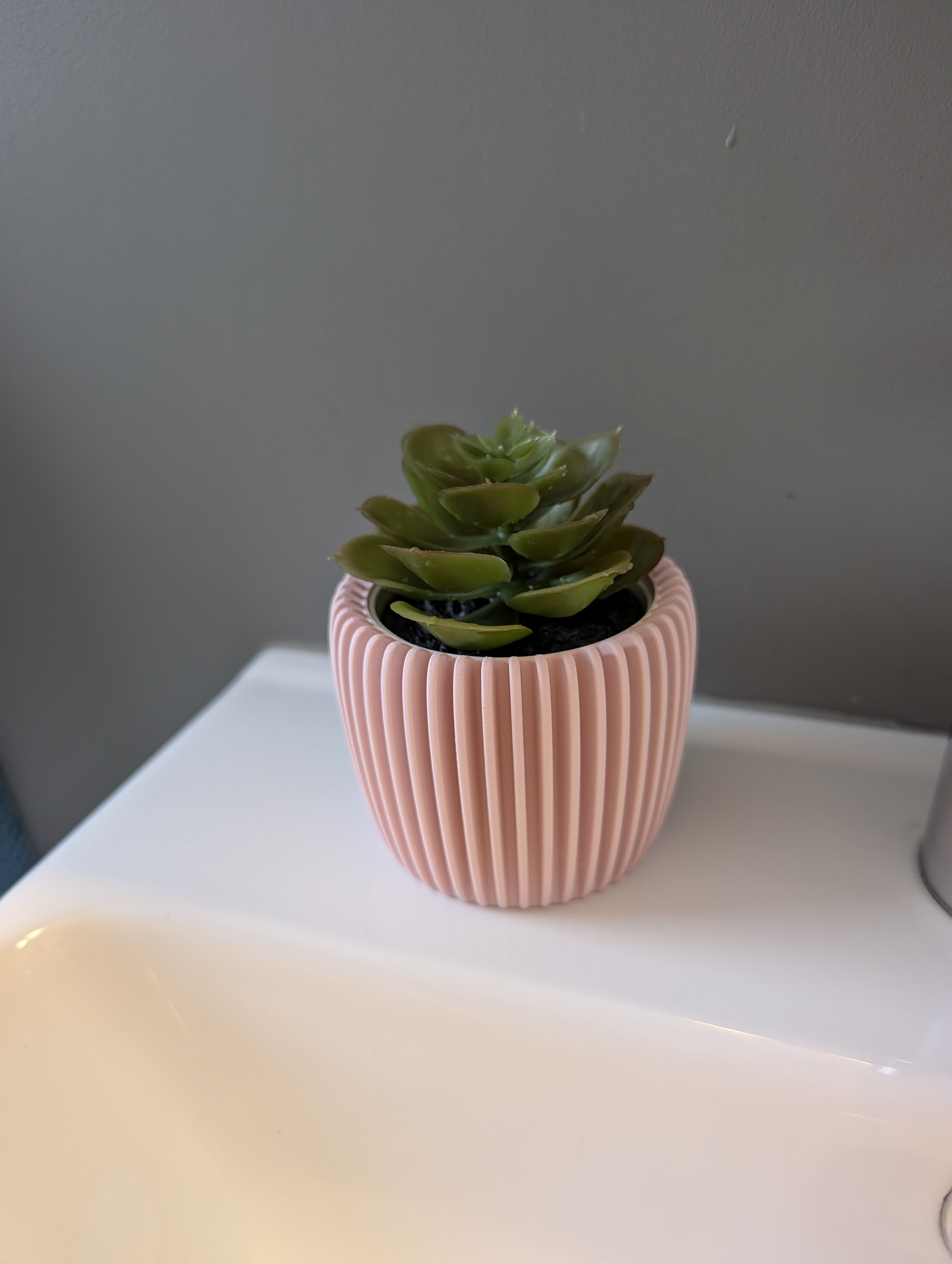 3D-printet dekorativ blomsterpotte for IKEA Feika 'planter'.