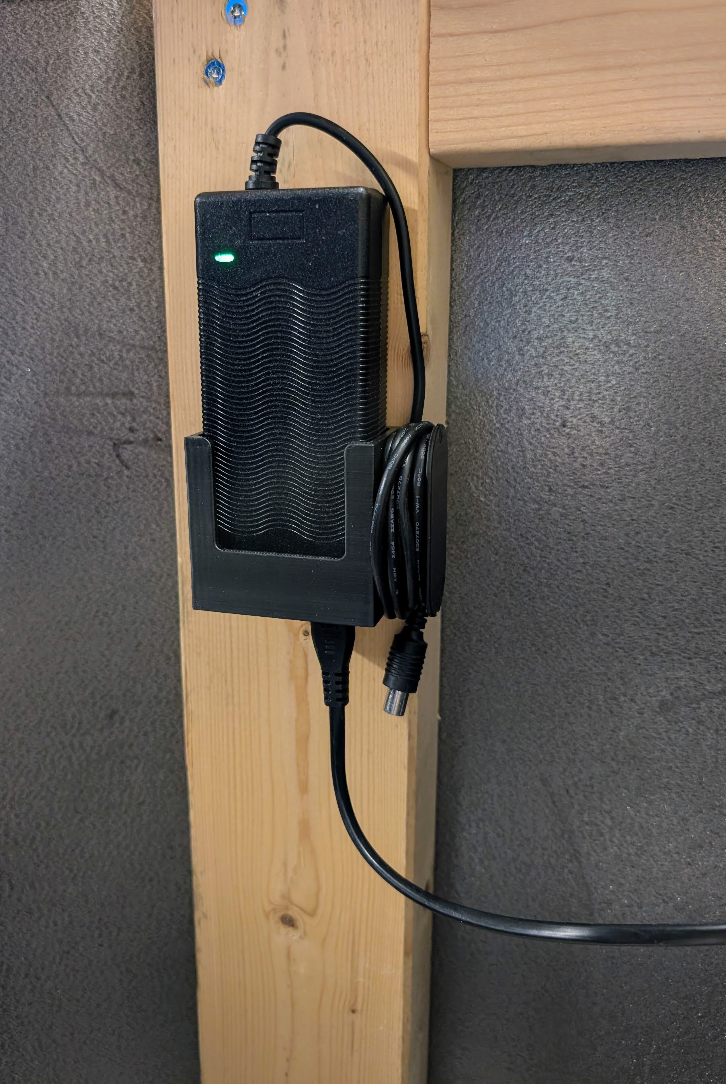 3D-printet veggfeste for mobil eller nettbrett lader.