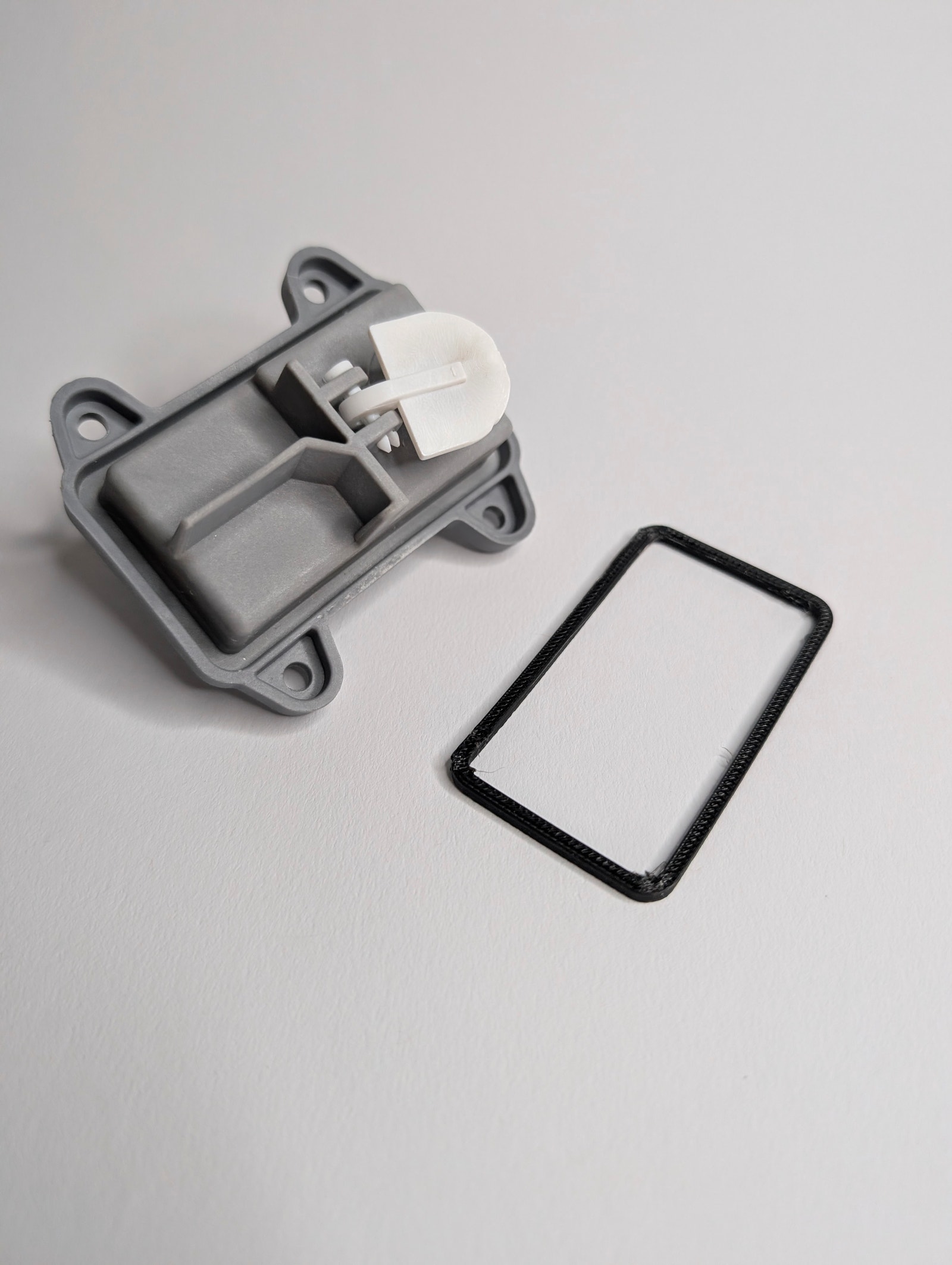 3D-printet TPU-pakning til varmeveksler for Lay-Z Spa / Bestway boblebad, ved siden av varmeveksleren.
