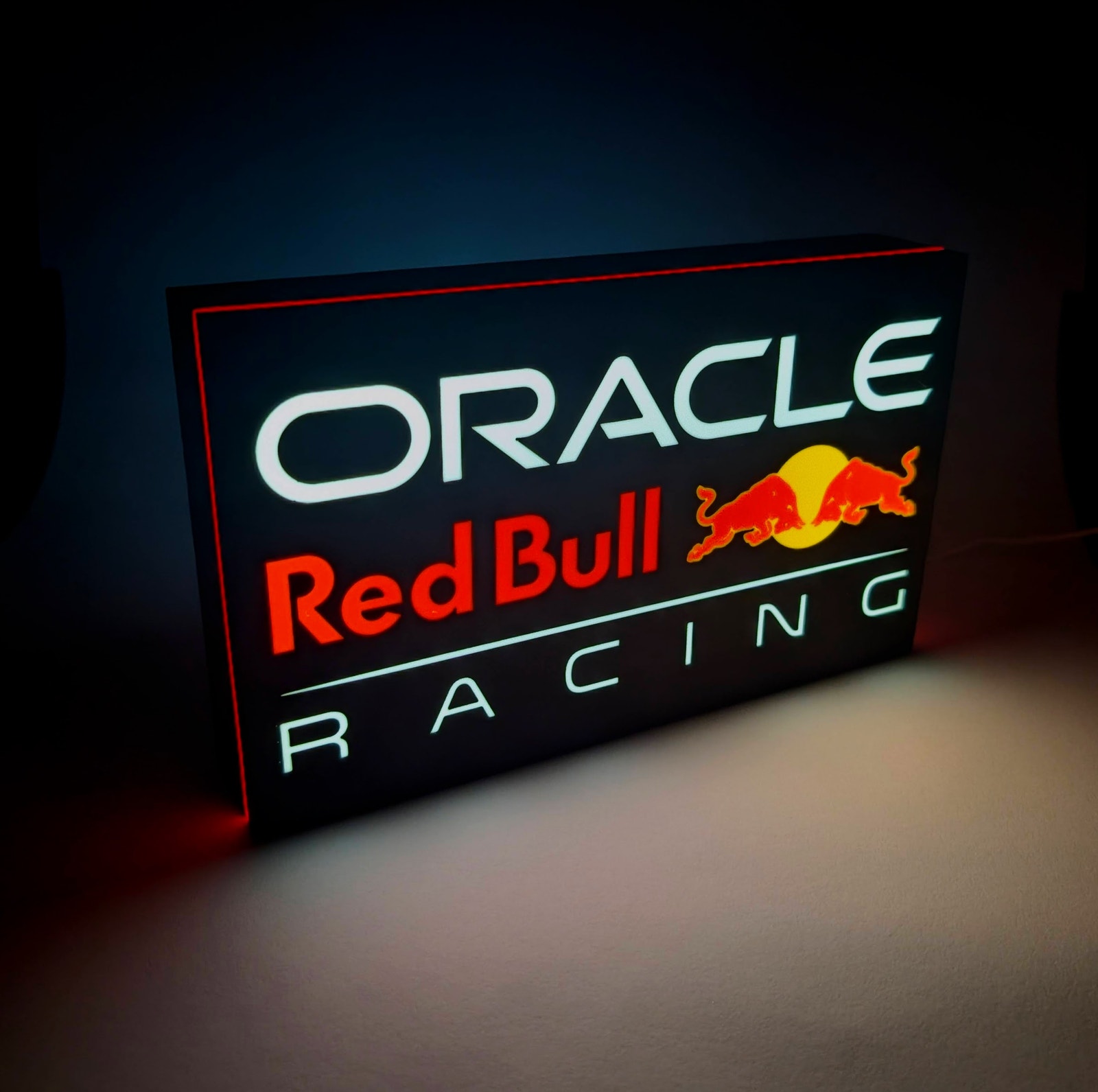 Oracle Red Bull Racing lysboks, 2025-utgave i sort, med LED-lys.