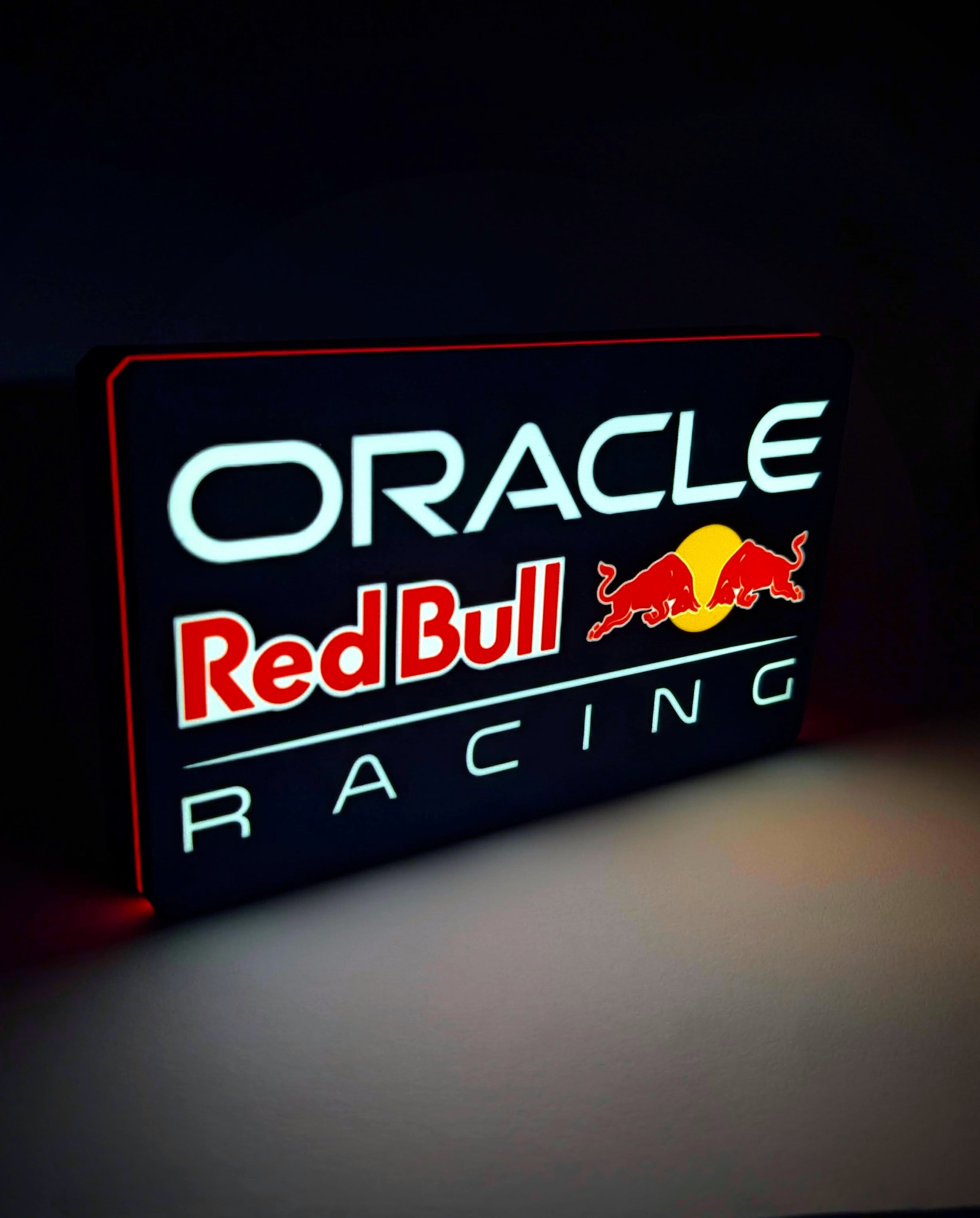 3D-printet Oracle Red Bull Racing lysboks, 2026-utgave i mørkeblått, med LED-lys.