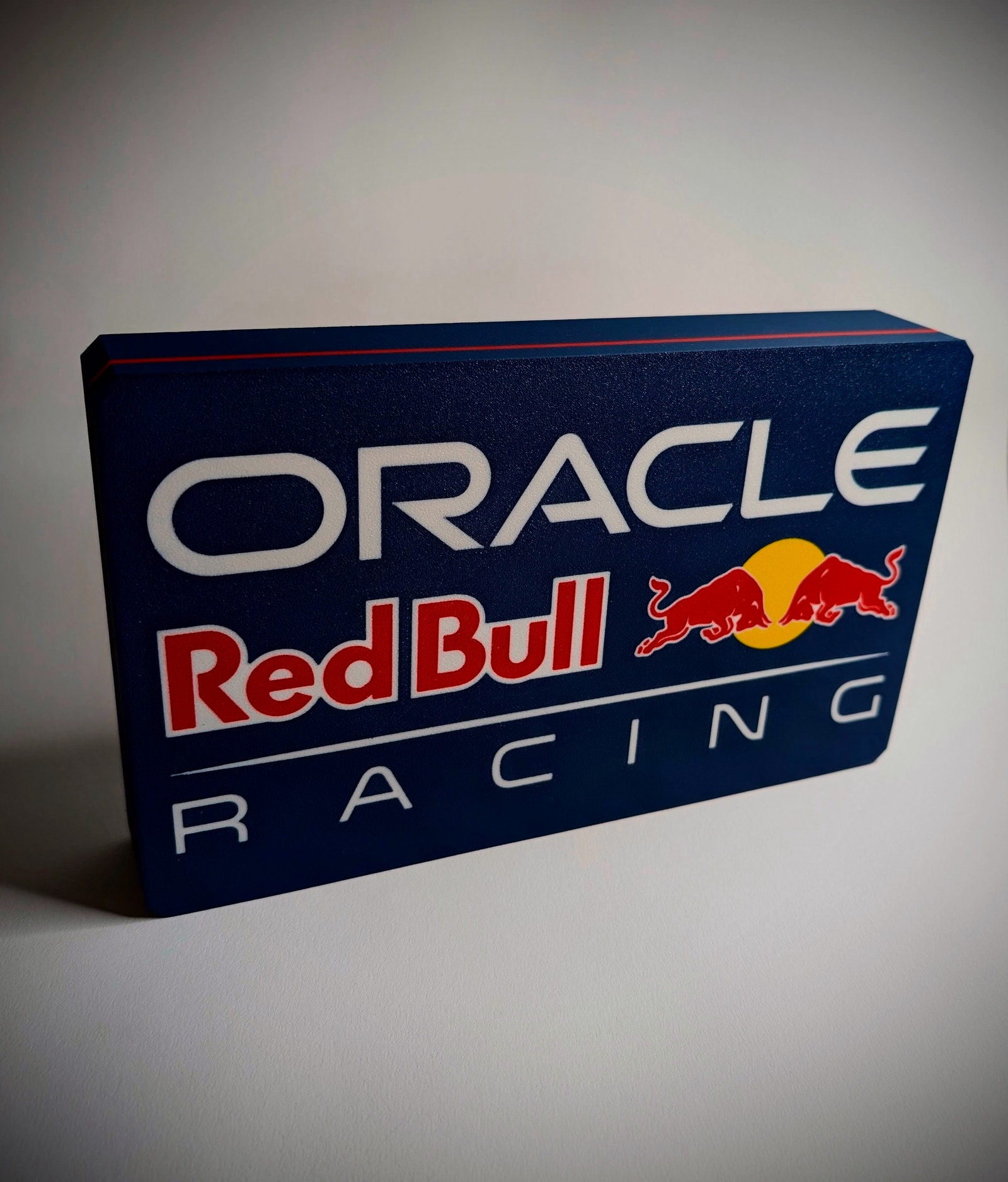 Oracle Red Bull Racing lysboks, 2026-utgave i mørkeblått.