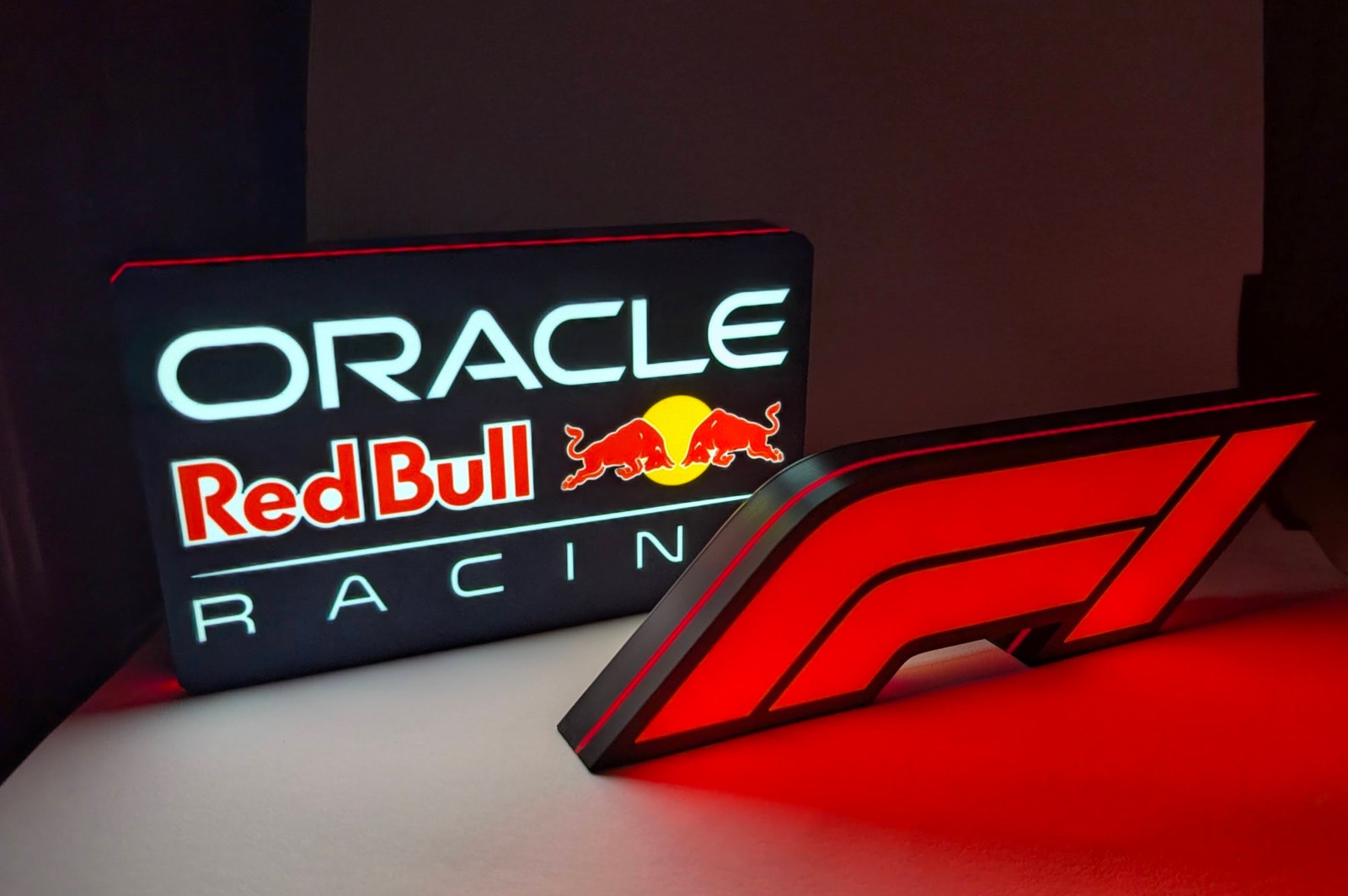 Red Bull Racing lysboks sammen med F1 lysboks.