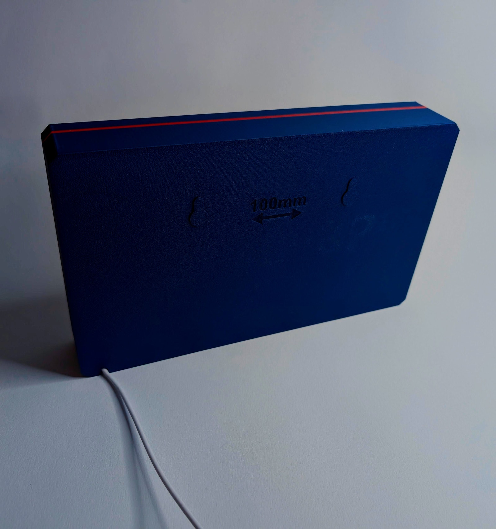 Baksiden av Red Bull Racing lysboks, med hull for veggfeste (100 mm senteravstand) og USB-kabel.