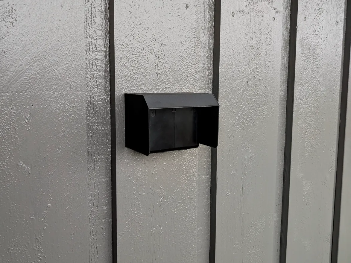Regndeksel, stor variant med rett tak, for utvendig stikkontakt og utstyr.