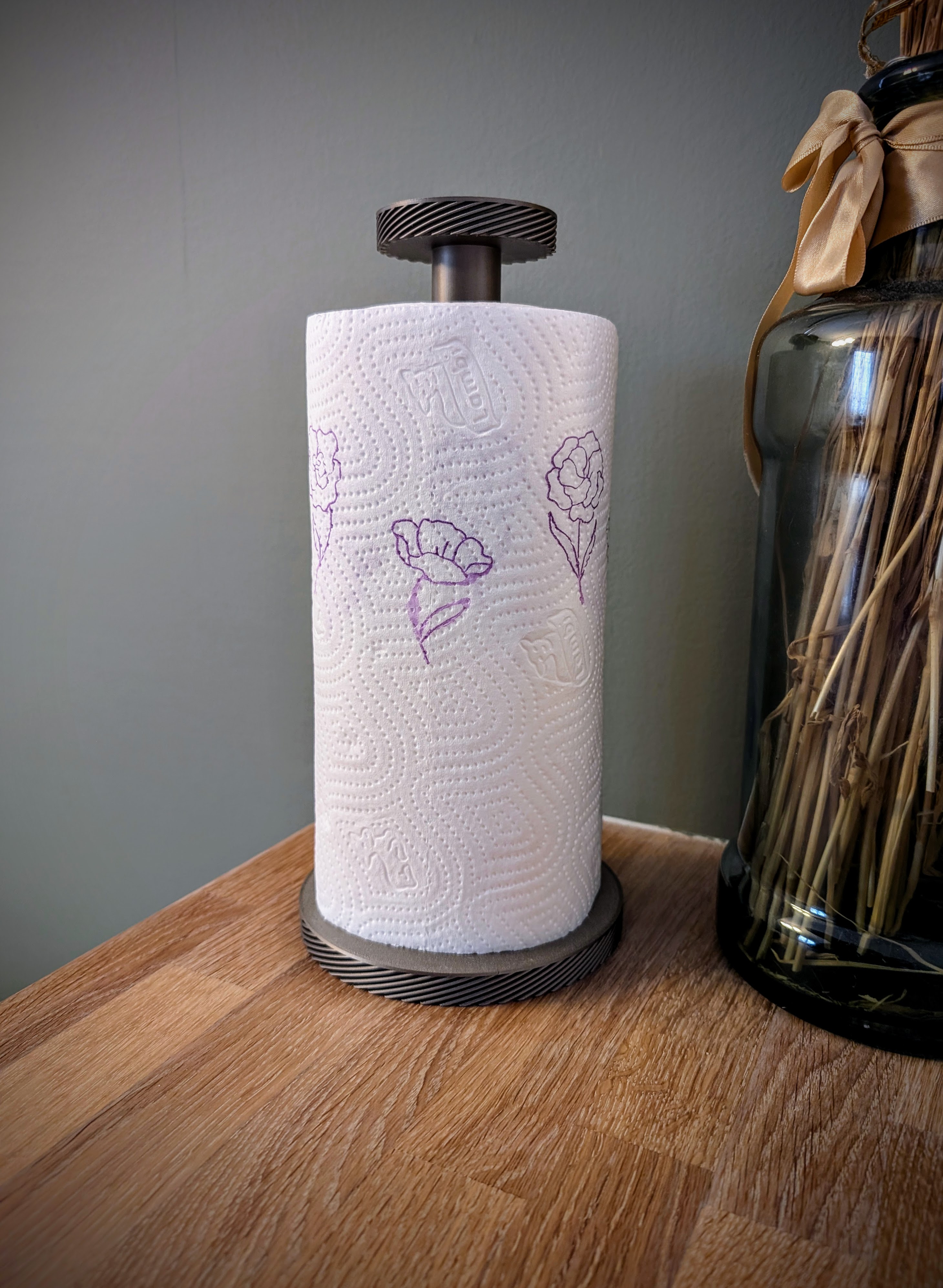 Enkel, 3D-printet tørkerullholder.