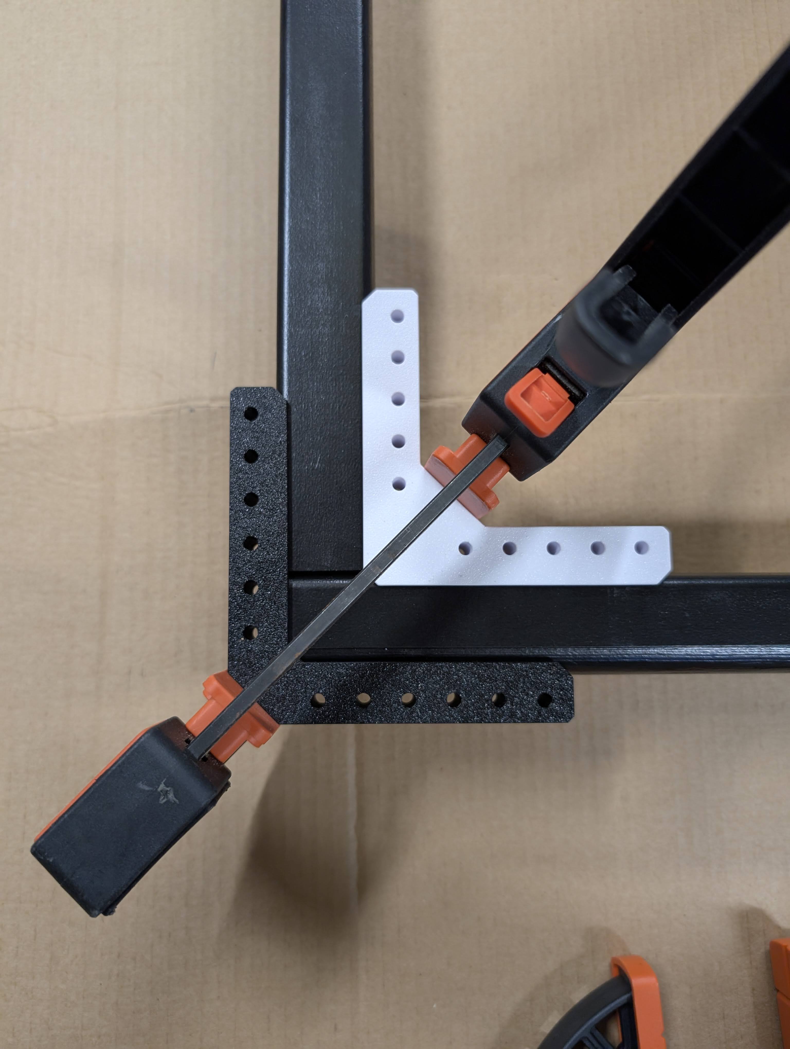 3D-printede vinkler for trearbeid, nyttig for hjørner.