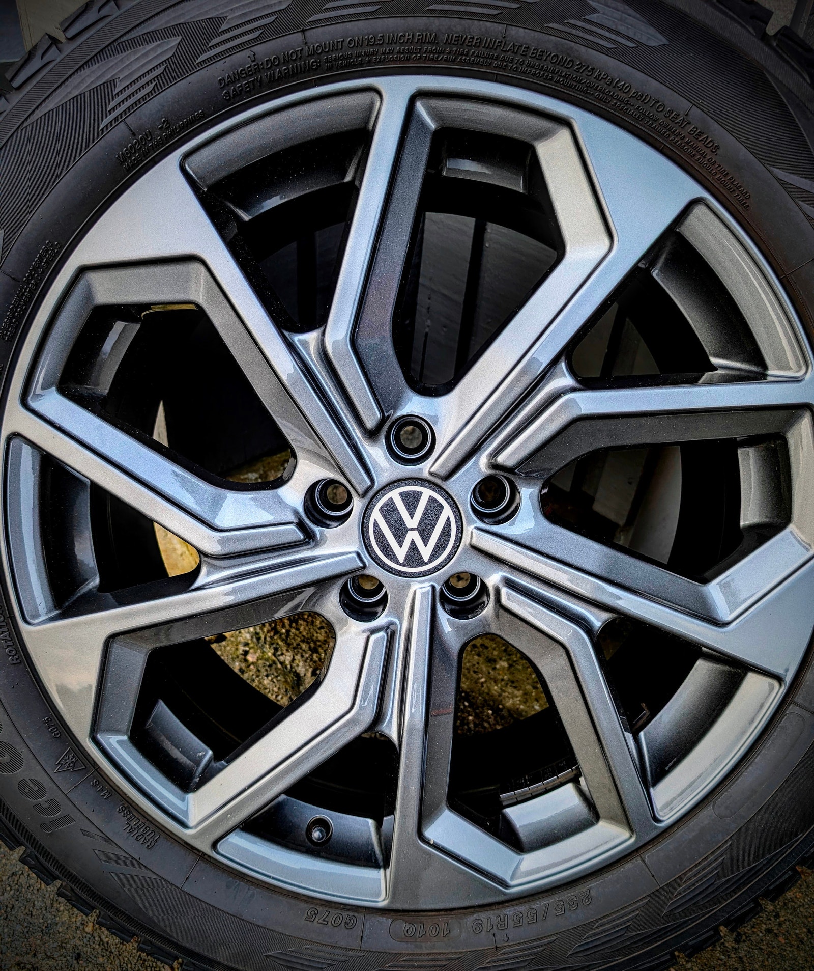 Senterkopp med VW-logo montert på felg.