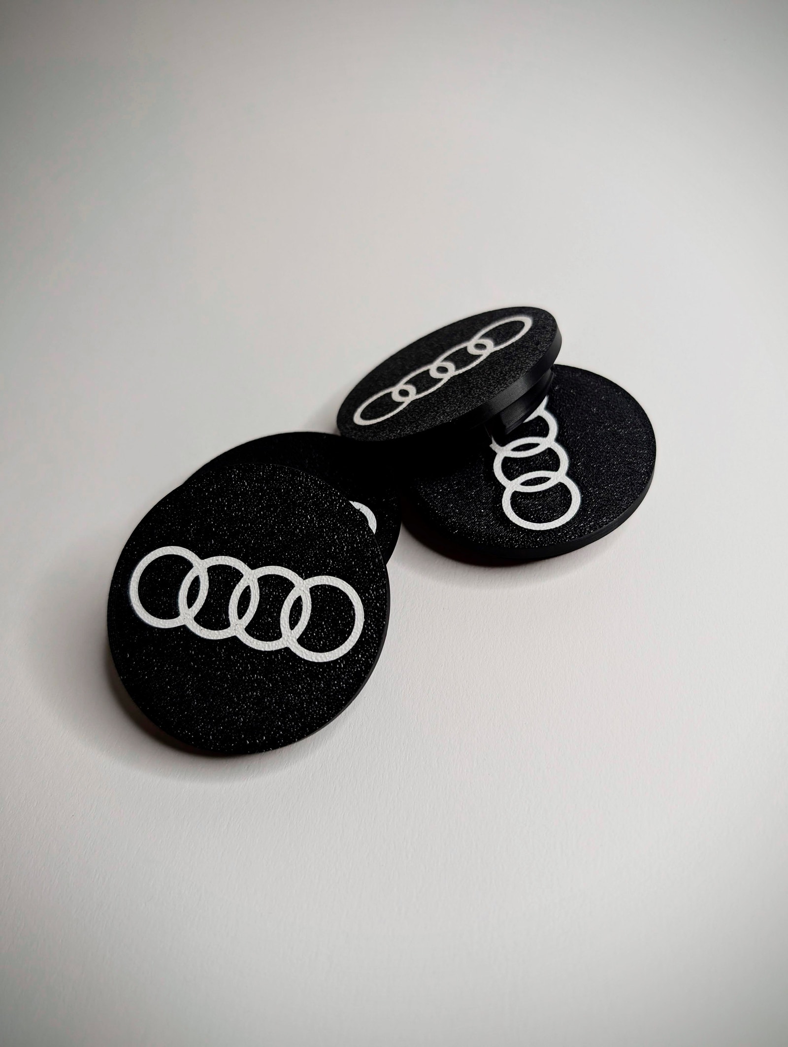Sett med 4 senterkopper med Audi-logo.
