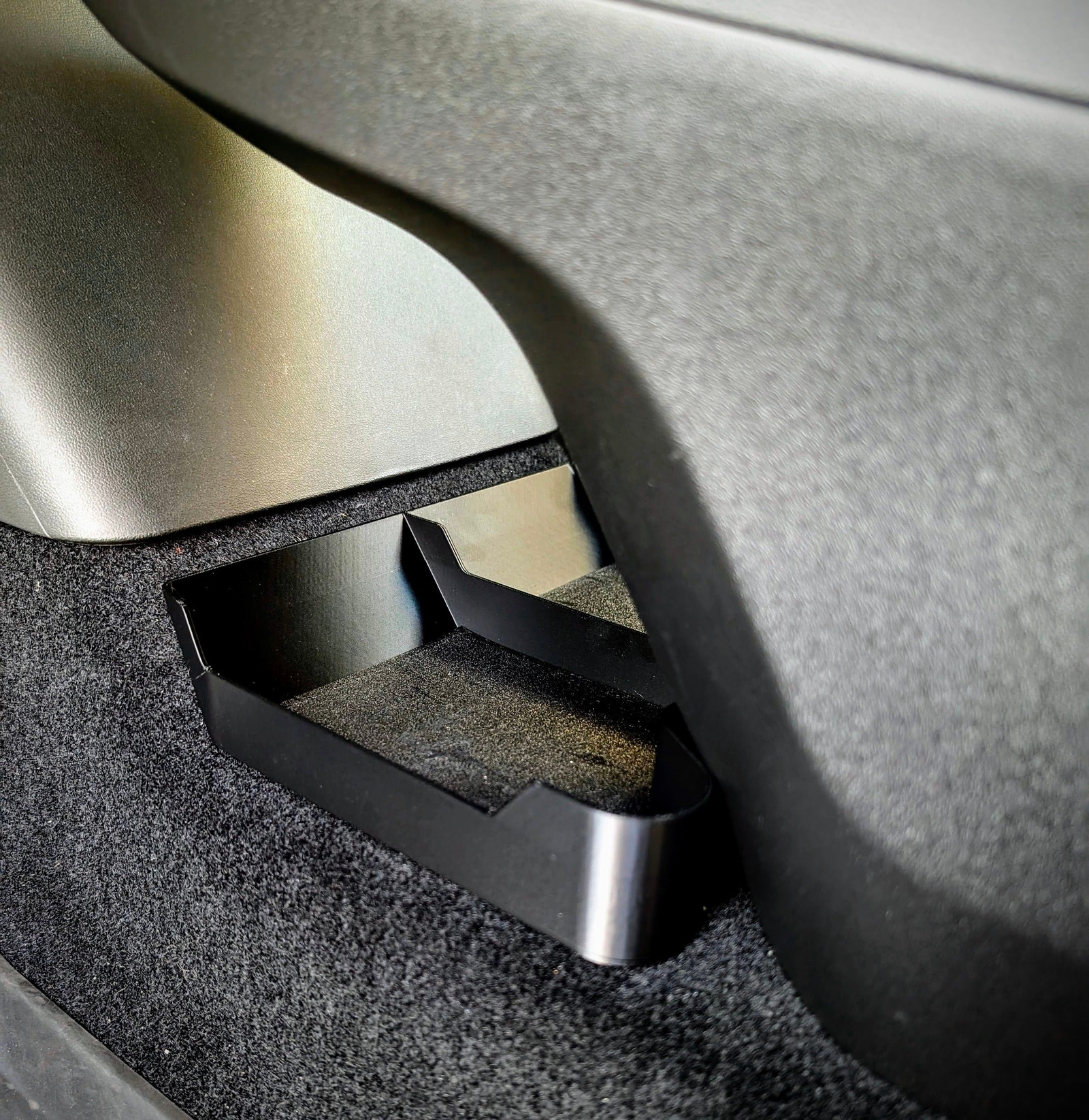 3D-printet oppbevaringsboks for senterkonsoll i VW ID.4/ID.5, montert i bil.